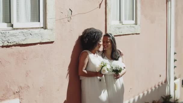 Pareja lesbiana en vestidos de novia besando y abrazando — Vídeo de stock