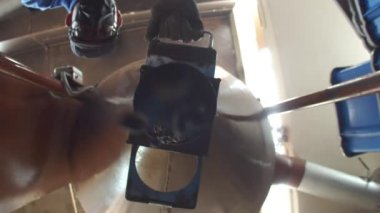 Kameraya düşen kızarmış kahve çekirdekleri.