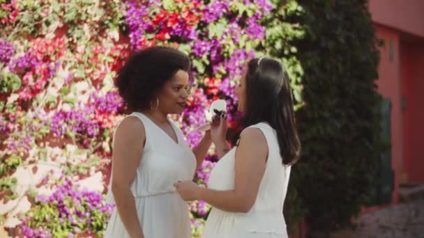Glückliche Braut schminkt ihren Seelenverwandten bei LGBT-Hochzeit — Stockvideo