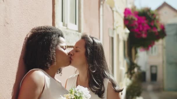 Sonriendo lesbianas novias besándose y mirando a la cámara — Vídeo de stock