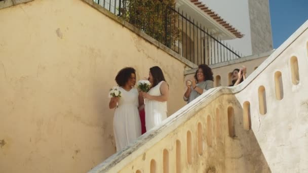 Felices novias afroamericanas bajando escaleras después del matrimonio — Vídeo de stock