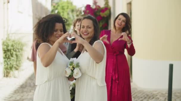 Novias teniendo sesión de fotos con amigos después de la ceremonia de boda — Vídeo de stock