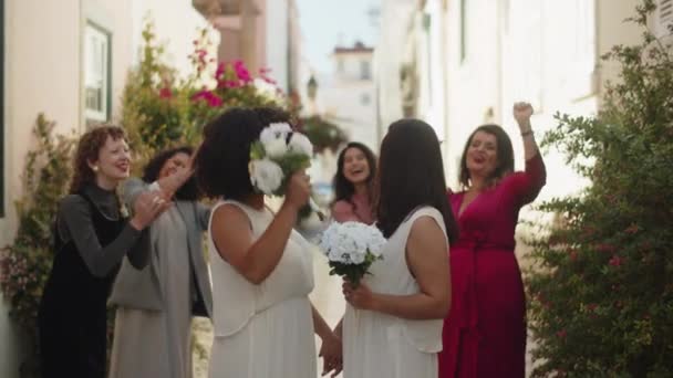 Lesbianas recién casadas besándose después de su ceremonia de boda — Vídeo de stock