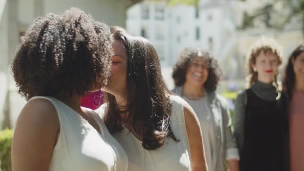 Afro-americano pareja lesbiana besos en su boda día — Vídeos de Stock