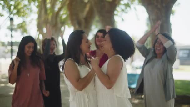 Novias lesbianas bailando en el parque de verano en su boda — Vídeos de Stock