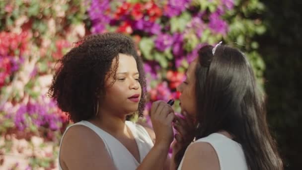 Primer plano de pareja lesbiana preparándose para la ceremonia de boda — Vídeo de stock