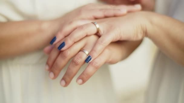 Primer plano de parejas lesbianas manos con anillos de boda — Vídeo de stock