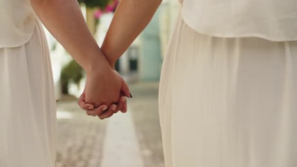 Primer plano de lesbianas novias manos — Vídeo de stock