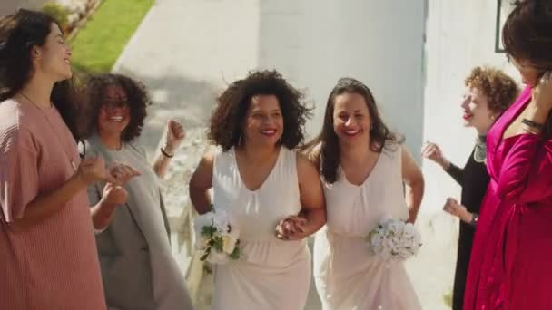 Női pár csók alatt dobott rizs esküvő után — Stock videók