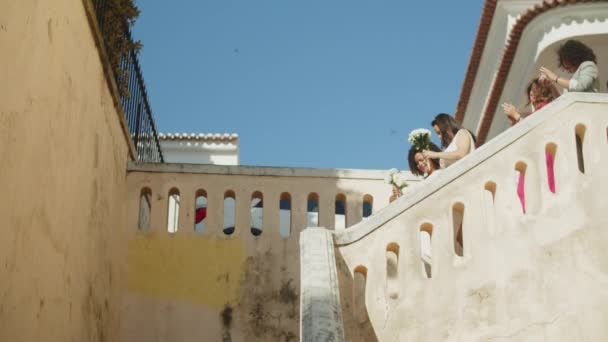 Spose felici scendendo le scale dopo la cerimonia nuziale — Video Stock