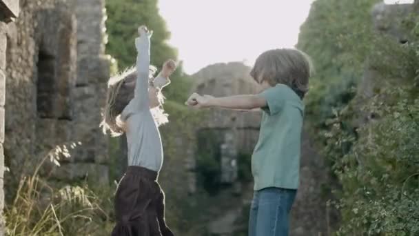 Yaz Günü Dans Eden Zıplayan Mutlu Gençlerin Yan Görüntüsü Neşeli — Stok video