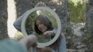 Çocuğun aynada elleriyle büyü hareketleri yapmasının yansıması. Kendini sihirbaz olarak tanıtan mutlu adamın hayali sihirli değnekle büyü yaptığı orta boy bir fotoğraf. Lanet, terk edilmiş kale konsepti.