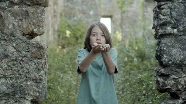 Ragazzo Concentrato Che Evoca Pietre Solleva Palme Media Ripresa Ragazzo — Video Stock