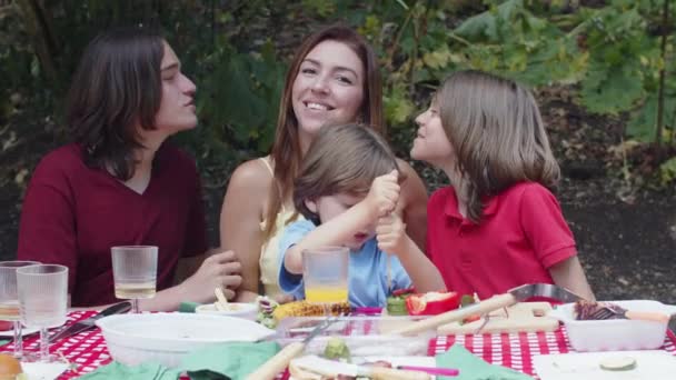 Mittlere Aufnahme Von Söhnen Die Die Mutter Sitzen Und Sie — Stockvideo