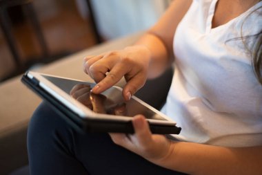 Genç kadınların elleri tablet kaydırıyor