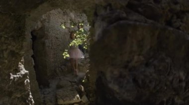 Peri masalı şatosunun harabelerine giden çocukların ön görüntüsü