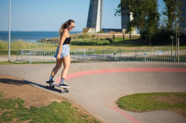 Güzel genç bir kadın uzun tahta sürüyor.
