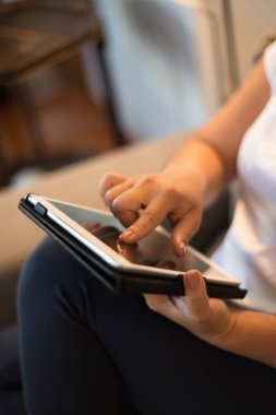 Tablet ekranındaki parmakları kapat