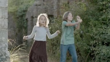 Eski kalenin bölgesinde dans eden kız ve oğlanın uzak bir çekimi.