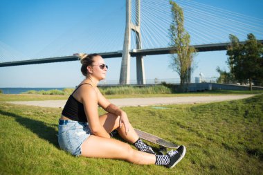 Kaykaylı güzel bir genç kadın.