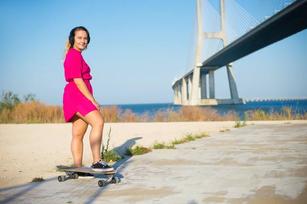 Retrato de bela jovem com skate — Fotografia de Stock