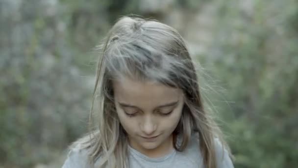 Kafkasyalı bir kızın gözlerine taş dayadığı orta boy bir fotoğraf. — Stok video