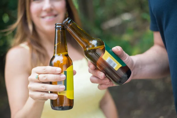 Karı ve kocanın şişe tokuşturma görüntüsü