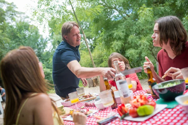 Famiglia allegra con bambini che mangiano insieme — Foto Stock