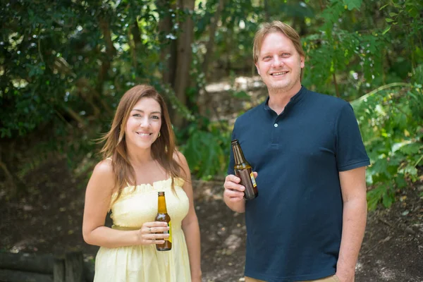 Retrato de marido e mulher felizes bebendo cerveja — Fotografia de Stock