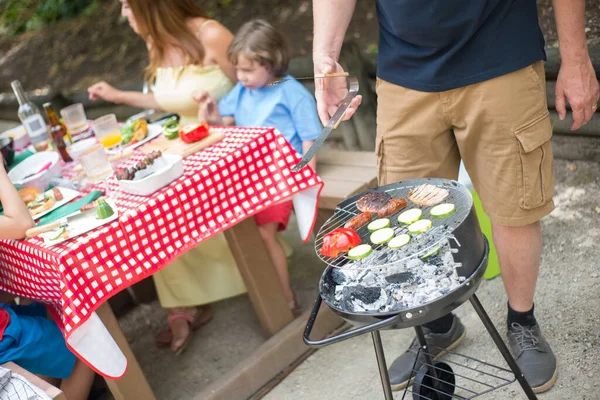 Primo piano di uomo cucina barbecue — Foto Stock