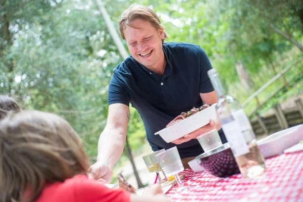 Padre sorridente che consegna cibo al figlio — Foto Stock