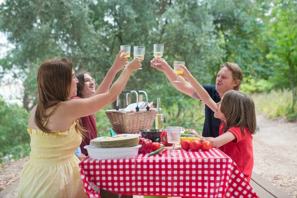 Famiglia felice con bambini che tifano e bevono succo — Foto Stock