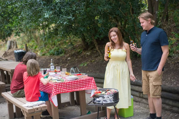 Портрет счастливой семьи на пикнике барбекю — стоковое фото