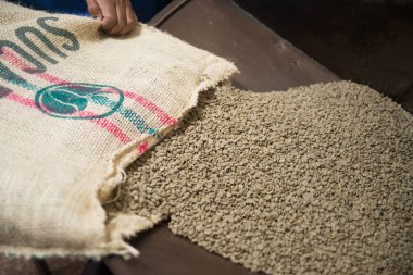 Yeşil kahve çekirdekleri çanta