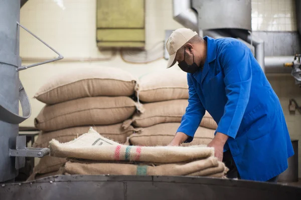 Kahve poşeti taşıyan bir işçi.