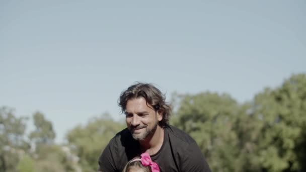 Średnie ujęcie szczęśliwego ojca rasy kaukaskiej zakładającego dziecko na szyję — Wideo stockowe