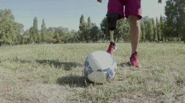 Topa bacağını koyan engelli adamın dikey hareketi