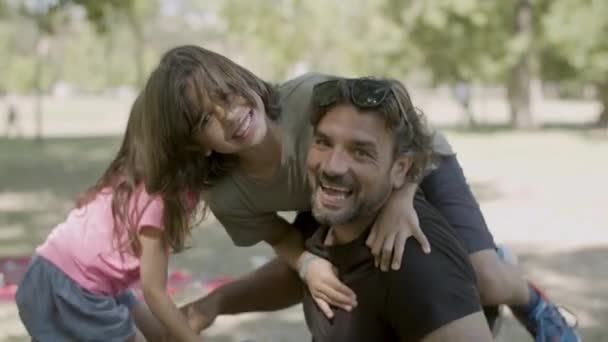 Plan moyen de père célibataire s'amusant avec les enfants — Video