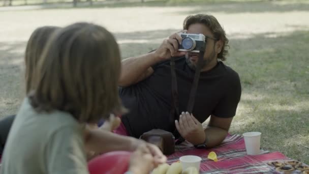 Tiro de mão do pai com perna artificial fotografando seus filhos — Vídeo de Stock