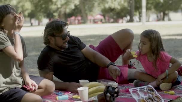 单身父亲与大自然中的孩子野餐 — 图库视频影像