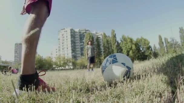 Κοντινό πλάνο των ανδρών προσθετική πόδι κλοτσιές μπάλα γύρω — Αρχείο Βίντεο