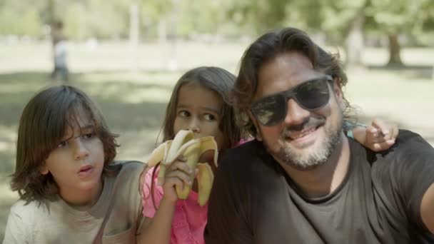 快乐的爸爸，女儿和儿子在智能手机上自拍 — 图库视频影像