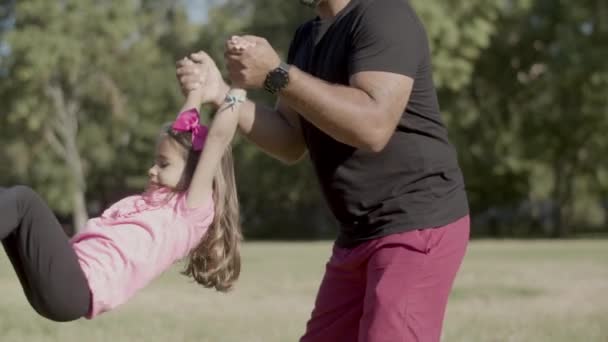 Medium schot van vader houdt kinderen handen en zwaaien haar — Stockvideo