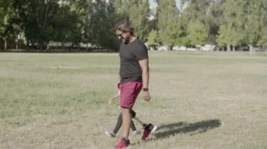 Özürlü bir babanın kızını omuzlarına alması zor bir ihtimal.