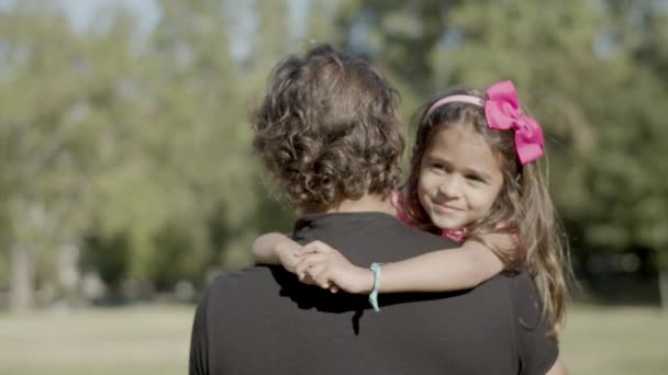 Rückenansicht des Vaters, der Tochter auf dem Arm trägt — Stockvideo