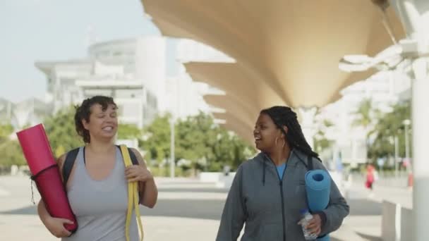 Vue de face des femmes grasses heureux va au parc pour la formation — Video
