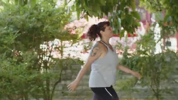 Śledzenie ujęcia kobiety z nadwagą chodzącej szybko na zewnątrz — Wideo stockowe