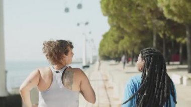 Parkta koşan Kafkasyalı ve Amerikalı arkadaşların arka planı