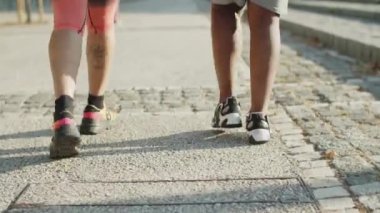 Vücut pozitifliği. Ayaklar spor ayakkabısı içinde.