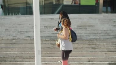 Şişman bayan arkadaşların spor salonuna giderken merdivenleri tırmanması zor bir ihtimal.